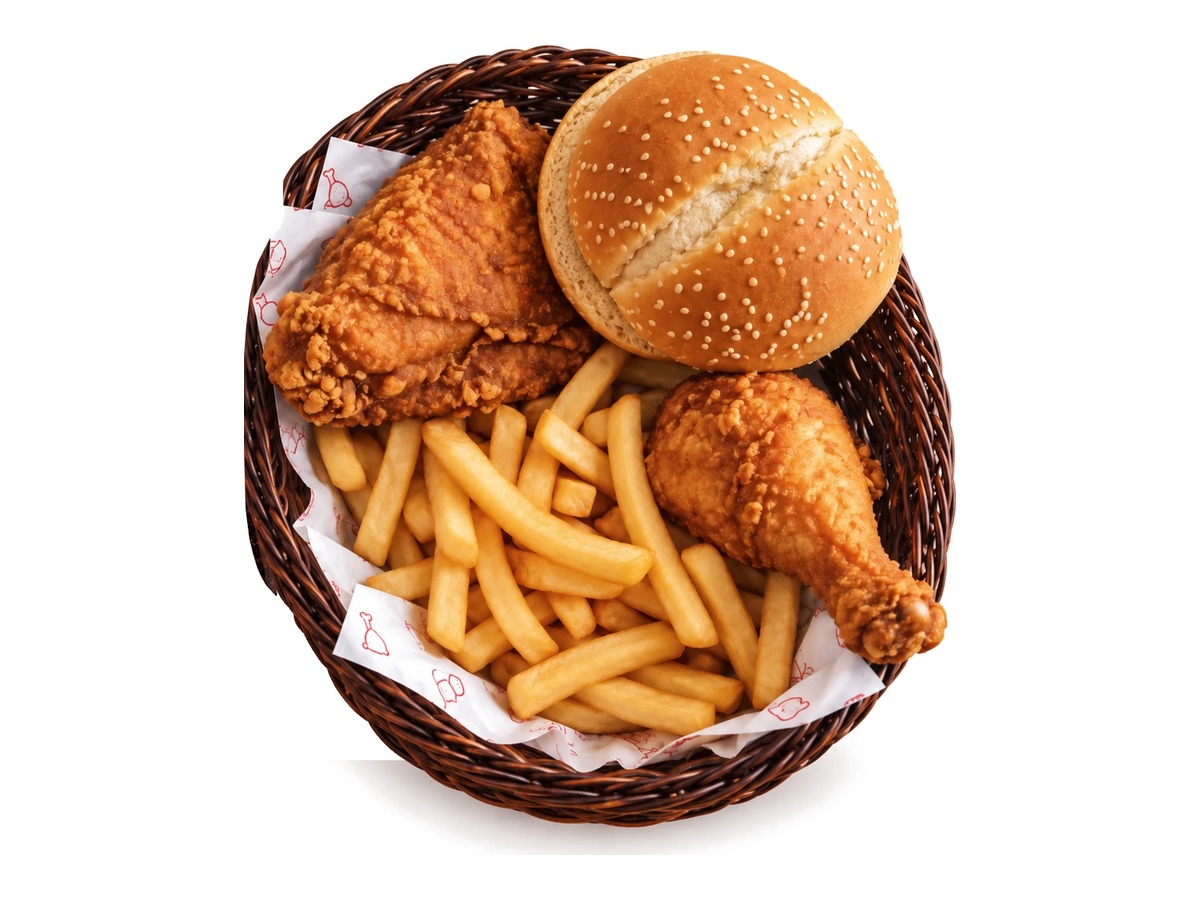 Injected broast quarter basket at Dajaj Broast, crisp golden coating and juicy chicken inside